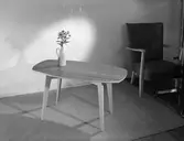 Bord, fåtölj och en blomvas. Den 18 oktober. Ahrnebergs