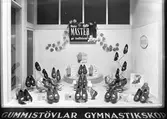 Skor i skyltfönster hos Galosch Bolgaet, Drottninggatan 33, Gävle. 10 maj 1946.