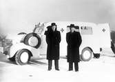 Ambulans, 22 maj 1946. Valbo Verkstad A-B grundades år 1923 av häradsdomare  K. G. Ålenius  . Denne övertog ett tidigare bildat bolag, som drev verkstadsrörelse i Valbo med tillverkning av arbetsvagnar, timmerkälkar m. m. lät nu omlägga rörelsen för tillverkning av bil karosserier, varav mest lastvagns- och skåpbilskarosserier tillverkas. År 1929 ombildades firman till aktiebolag med Ålenius som verkst. direktör. Vid sin död år 1938 efterträddes han av sonen, ingenjör  Gunnar Ålenius  . Företaget har gått en kraftig utveckling till mötes och kan nu räkna sig till landets ledande inom sin bransch. Från att ha sysselsatt 3—4 man äro nu vid full drift cirka 80 arbetare anställda inom företaget.  Valbo Verkstads A-B omfattar smides-, plåtslageri- och snickeriverkstad, monteringshall, måleri- samt lackerings- och tapetserarverkstäder, alla försedda med moderna, maskinella utrustningar. Bland företagets kunder kunna nämnas: Svenska armén, Kungl. Telegrafverket — över 200 skåpkarosserier ha under årens lopp levererats hit — Postverket, Vattenfallsstyrelsen, Stockholms stads gatukontor, en hel del allmänna verk och inrättningar samt privata företag. Dessutom är bolaget huvudleverantör till flera av de större bilfirmorna i Stockholm samt Ålenius valen förutseende man, som med öppen blick följde utvecklingen inom bilbranschen och han på övriga platser i landet. Företaget höll ut till någon gång på 1980-talet.