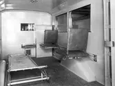 Interiör i ambulans, 22 maj 1946. Valbo Verkstad A-B grundades år 1923 av häradsdomare  K. G. Ålenius  . Denne övertog ett tidigare bildat bolag, som drev verkstadsrörelse i Valbo med tillverkning av arbetsvagnar, timmerkälkar m. m. lät nu omlägga rörelsen för tillverkning av bil karosserier, varav mest lastvagns- och skåpbilskarosserier tillverkas. År 1929 ombildades firman till aktiebolag med Ålenius som verkst. direktör. Vid sin död år 1938 efterträddes han av sonen, ingenjör  Gunnar Ålenius  . Företaget har gått en kraftig utveckling till mötes och kan nu räkna sig till landets ledande inom sin bransch. Från att ha sysselsatt 3—4 man äro nu vid full drift cirka 80 arbetare anställda inom företaget.  Valbo Verkstads A-B omfattar smides-, plåtslageri- och snickeriverkstad, monteringshall, måleri- samt lackerings- och tapetserarverkstäder, alla försedda med moderna, maskinella utrustningar. Bland företagets kunder kunna nämnas: Svenska armén, Kungl. Telegrafverket — över 200 skåpkarosserier ha under årens lopp levererats hit — Postverket, Vattenfallsstyrelsen, Stockholms stads gatukontor, en hel del allmänna verk och inrättningar samt privata företag. Dessutom är bolaget huvudleverantör till flera av de större bilfirmorna i Stockholm samt Ålenius valen förutseende man, som med öppen blick följde utvecklingen inom bilbranschen och han på övriga platser i landet. Företaget höll ut till någon gång på 1980-talet.