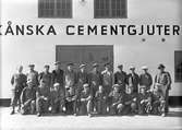 Gruppfotografi av de anställda på Skånska Cement AB, Valbo. 27 maj 1946.