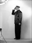 Man i uniform, 12 juni 1946. Bratts Reklamfirma, Göteborg.