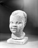 Keramikhuvud i lergods av skulptör och keramiker Maggie Wibom från Gävle. Utfört omkring 1933-40.