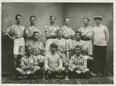 Idrottsföreningen Kamraternas fotbollslag från  Kalmar. Eric C:son Brütte, sittande i mitten av nedersta raden.