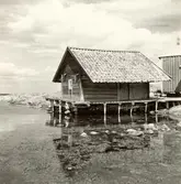 Motiv från Väderskär.

Tidemans stuga och småbodar i norra delen av byn.