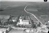 Flygfoto över Resmo på Öland. Kyrkan och kyrkogården i Resmo.