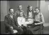 Familjebild, Vagnmakare O Andersson med maka och tre barn; en dotter och två söner.
