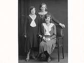 Gruppbild av tre kvinnor.  Agnes Berndt, Kungagården, beställde bilderna och är troligen själv med.