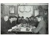 Studiecirkel i Årnäs, Åskloster, i början på 1930-talet. Unga herrar samlade kring ett bord i hemmiljö. Personerna från vänster: Ragnar Karlsson, Årnäs; Göran Bengtsson, Duveslätt;  Karl Andersson, Duveslätt; Axel Andersson, Duveslätt; Evert Karlsson, Duveslätt; Olof 