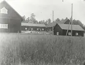 Ladugården, sedd från mangården.
1)Stall i timmerskift. Tegeltak. Rödfärgat. Vita foder av 1860-talstyp.
4)Stall. Timmerskif.Gammalt.En enda rad spiltor. Gammalt. Foderbord i mittaxeln.Smårutiga fönter.
3)Fähus.Timmerskift.På hög stenfot i sluttningen. 
2)Hus för smådjur.Timmerskift.Synbarligen av mycket hög ålder.
