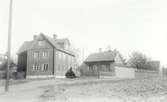 Nya Kungsgatan med Villa Alma till höger,  Lilla Dammgatan till vänster med Hökaboet. Omkring 1939-1945.