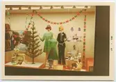 Julskyltning med dammode i Domus fönster, i Kalmar, 1967.