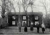 Föräldrarna och tre av syskonen Rundkvist framför gården i Duvemåla omkring 1925.