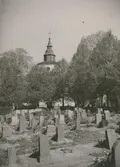 Kyrkan och kyrkogården