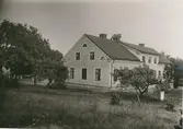 Påskallaviks herrgård sedd från trädgården. Det är ett putsat timmerhus, byggt cirka 1858 sedan ett äldre hus brunnit ned. Det byggdes om hely 1928. Numera är det ombyggt till lägenheter.