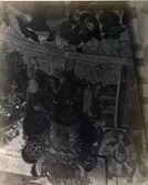 Dalhems kyrka innan 1874. Begravningsvapen och renässansmålningar i kryssvalven.