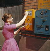 Frimärksautomater på väggen utanför postkontoret Stockholm 10, Narvavägen 34, 1961.