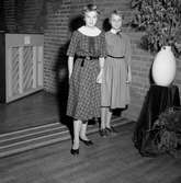 Karlskoga, bildsidan. Modevisning, m.m.
8 oktober 1955.