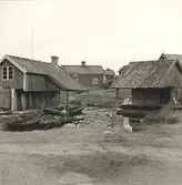 Byn på Grindö med bodar och ökor.