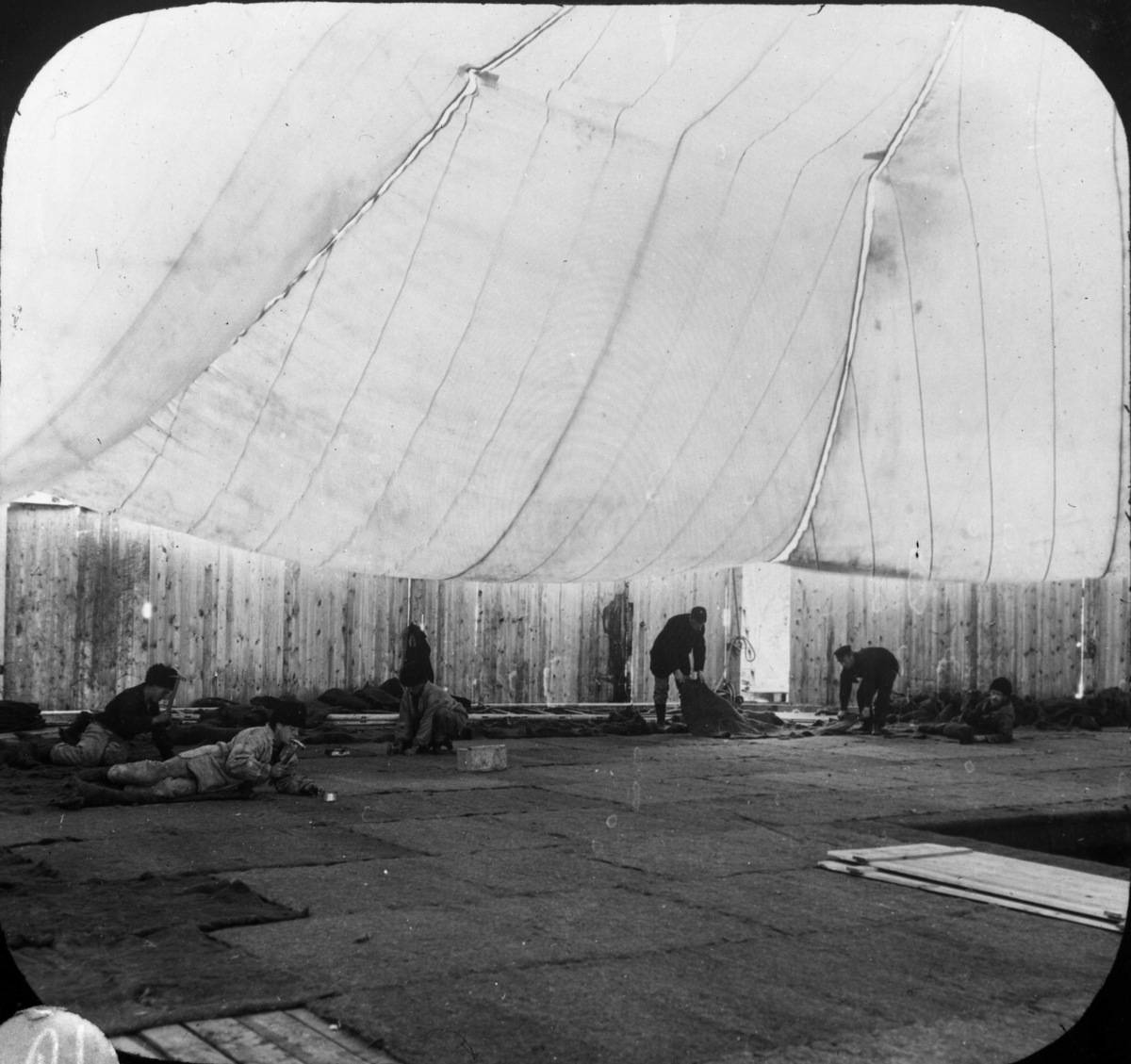 Carl Axel Wilhelm Stake, The floor of the balloon house is covered with felt mat. A Andrée slightly bent with felt in his hands. Glass plate.
