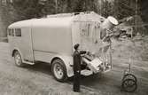 Sopvagn för dammfri tömning, automatisk kärllyftare och tömningsanordning. Cirka 1949.