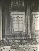 Huvudbyggningen på Strömsrum: fönsterfoder åt gårdsplanen, till vänster om trappan. Stora fönster lika.