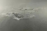 Vy över Skallöarna. Norra Skallö ligger närmast i bilden med den delvis undersökta skansen bakom bergsplatån. Undersökning  år 1967 av skansen på Norra Skallö med anledning av att Ölandsbrons stöd skulle vila på skansens södra delar.
