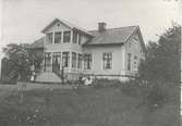 Bostadshus i Hildesborg 1912. Utanför sitter vad som förmodligen är familjen.