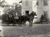 Kamrer Östberg med fru och dotter sittandes på en landå i Sundsnäs.