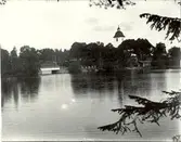 Sjön Hjorten med kyrkan i bakgrunden.