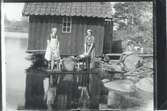 Tvättning av kläder vid Hvilan 1935.
 Agda och Ebba vid byken.
Agda Blomquist och Ebba Hallberg med dottern Ruth.