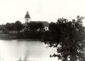 Vy från Hjorted med sjön Hjorten samt kyrkan i bakgrunden.
