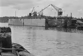 Ekensbergs varv 1970; varvskranar och flytdocka. Längst t h i stora dockan skymtar stäven på fartyget LINDÖ.