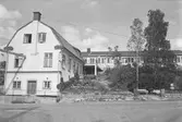 Ekensbergs varv 1970; varvskontoret, inrymt i vad som varit Ekensbergs värdshus. På höjden i bakgrunden ritkontoret.