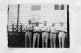 Badanställda. I mitten Arvid Andersson och 2:a fr. höger Moberg.