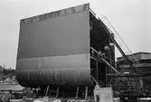 Ekensbergs varv 1970; Transatlantics lastfartyg SCANDIC förlängs; den nybyggda sektionen ligger ännu på stapelbädd utanför sektionshallen.