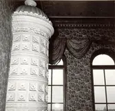 Översta våningen i huset vid korsningen Proviantgatan - Skeppsbrogatan. Kakelugn.