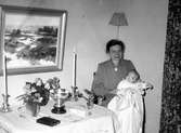 Tandläkare L. Söderström. Taget i hemmet i samband med dop. Den 24 september 1949