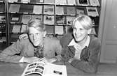 Bokcirklar. Två ungdomar i en bokhandel. Reportage för Arbetarbladet. Den 24 november 1949