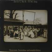 Personer på Skansen klädda i bland annat olika svenska folkdräkter men även andra modedräkter.