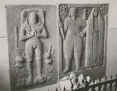 Gravstenar. Till vänster Axel Eriksson Bielke till Nygård död 1559.
Till höger ståthållare Axel Kinnimond död 1638 på Nöteborg och hans hustru.