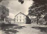 Herrgården i Segersgärde, huvudbyggnaden. . Det är ett timmerhus, som när fotot togs var klätt med gulmålad liggande panel från 1800-talets slut. Själva huset byggdes 1844.