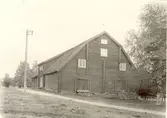 Magasin av timmer i korsknut.  Huset är rödfärgat, dörrar och knutar är svarta. Knutar och följare inklädda. Väggarna bitvis klädda. Bakre långväggens mittparti är nertill iskiftat, har där ursprungligen varit öppet, t ex för genomgång rakt genom huset. Flöjeln har årtalet 1773.