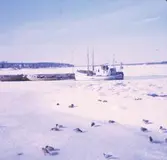 Motiv från Västerviks hamn vintertid, 1970-talets början.