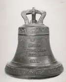 Tingsklockan tillverkad i malm, gjuten av Gerhard Horner i Stockholm 1812. Till vänster om G i Gerhard synes en inslagen stämpel AE vilket bör stå för gjutaren.