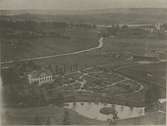 Åby herrgård efter ett foto från 1860. Senare uppfördes det nuvarande stora huset som sedermera blev folkskola.