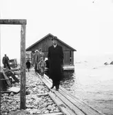 Prins Wilhelm besöker Utvalnäs i samband med sitt Gävlebesök 1938. På bilden skymtar även Landshövding Sven Lübeck.

