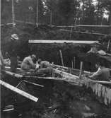 Från utgrävningarna av Björkebåten.
Arbeterna påbörjades 11 maj 1948.