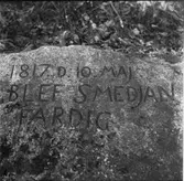 Minnesten över Erik Sehlbergs smedja från 1817.
Röjningen.