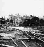 Bild tagen i samband med arbetet att uppföra Gävle Museum åren 1938-40. I bakgrunden syns Grand Hotell på andra sidan Gavleån.